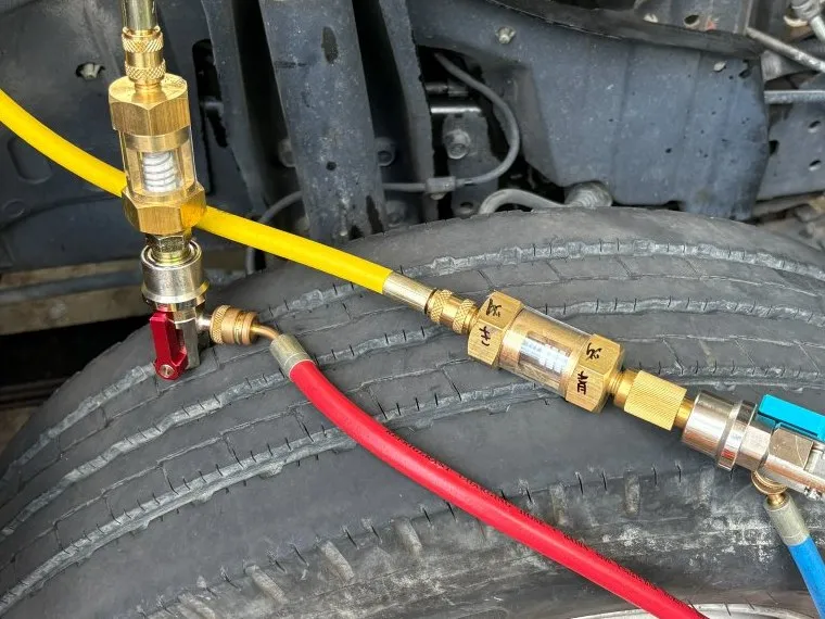 洗浄機のホースに付けたサイトグラスとフィルター（同じ車）
