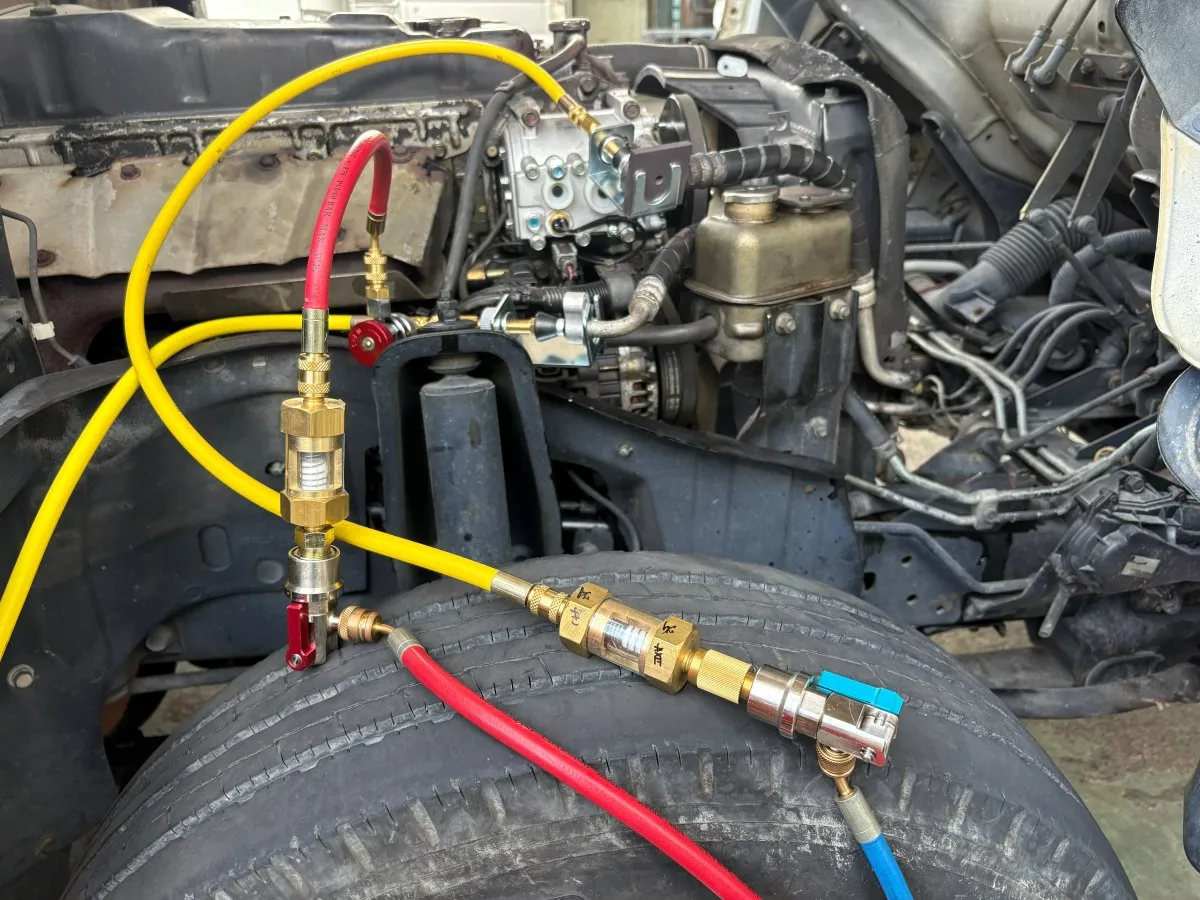 洗浄機のホースを配管につないだところ（同じ車）