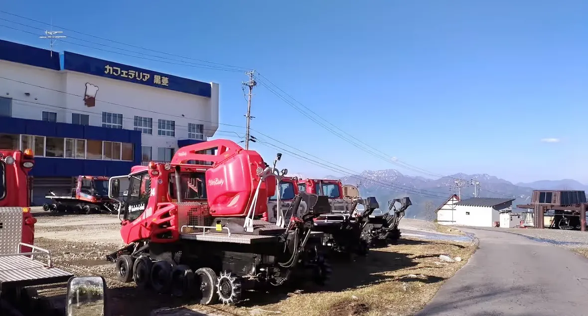 スキー場の特殊車両が並ぶ現場