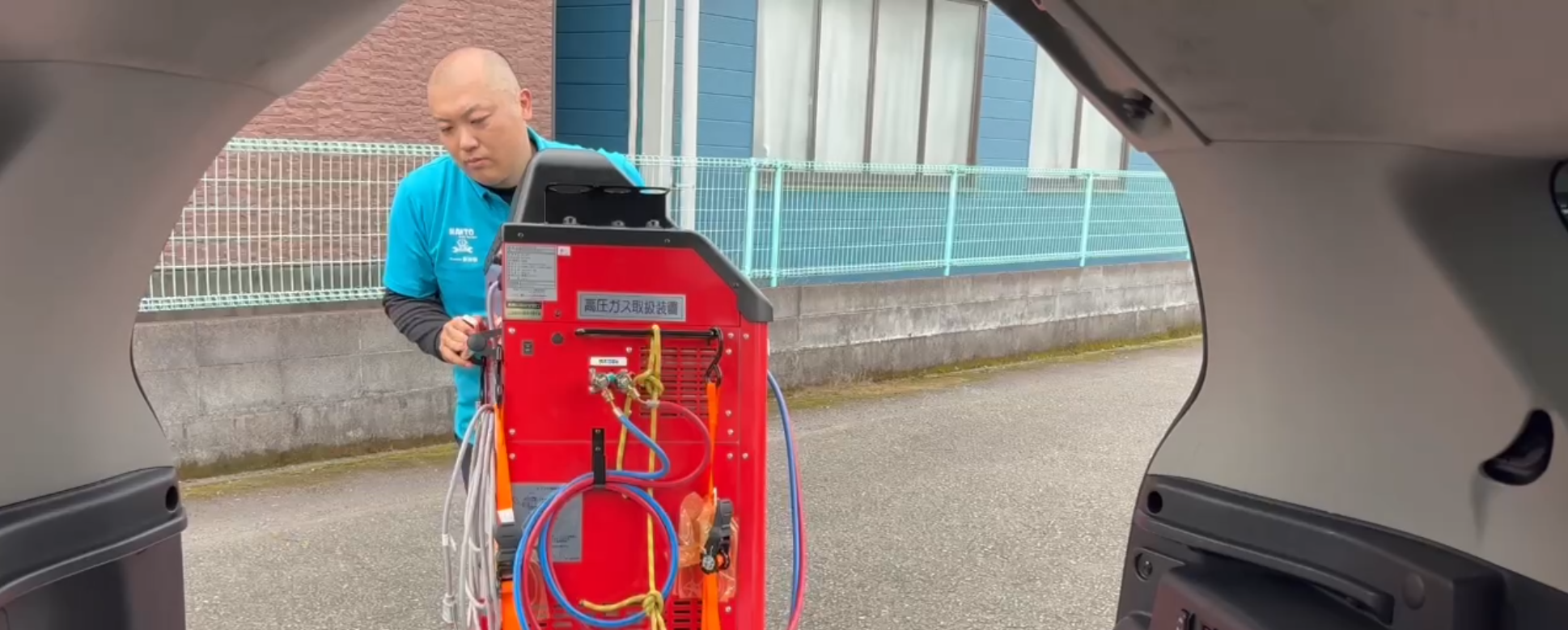真夏の車内で暑さに耐えるドライバーのイメージ